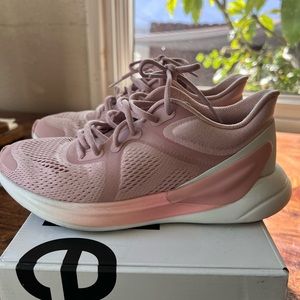W lululemon blissfeel run shoes